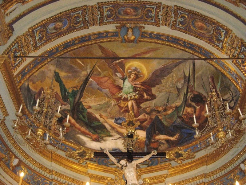 San Michele arcangelo scaccia gli angeli ribelli